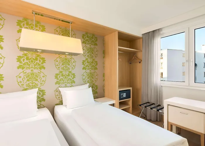 Hotel Nh Potsdamer Platz 4*